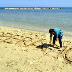 I giovani al fianco di Ugo Operamolla puliscono le spiagge
