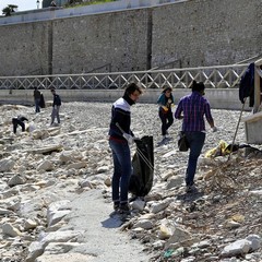 I giovani al fianco di Ugo Operamolla puliscono le spiagge