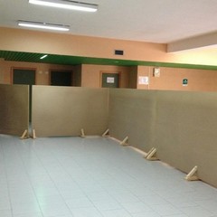 Pannelli in legno separano i due istituti scolastici