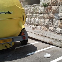 Parcheggio selvaggio sul porto di Trani