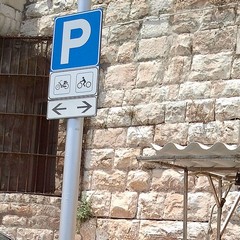 Parcheggio selvaggio sul porto di Trani