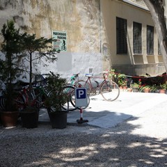 Bike parking nella villa comunale di Trani