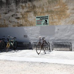 Bike parking nella villa comunale di Trani