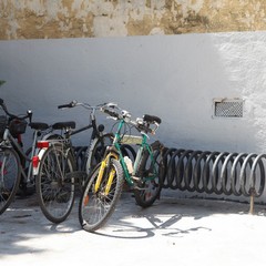 Bike parking nella villa comunale di Trani