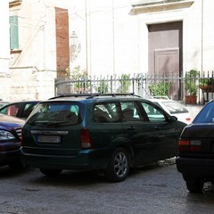 Parcheggio selvaggio in piazza Tommaselli