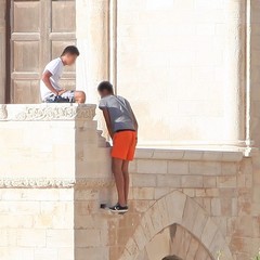 Acrobazie tra le pietre secolari della cattedrale di Trani