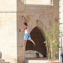 Acrobazie tra le pietre secolari della cattedrale di Trani