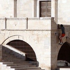Acrobazie tra le pietre secolari della cattedrale di Trani