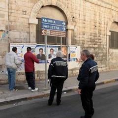 Manifesti elettorali abusivi coperti dalla Polizia Locale di Trani