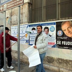 Manifesti elettorali abusivi coperti dalla Polizia Locale di Trani