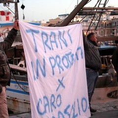 Protesta dei pescatori sul porto di Trani