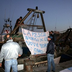 Protesta dei pescatori sul porto di Trani