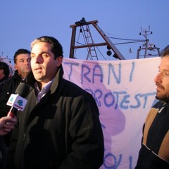 Protesta dei pescatori sul porto di Trani