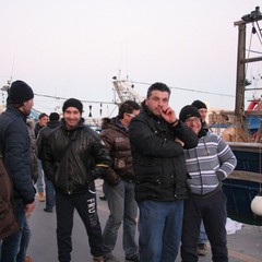 Protesta dei pescatori sul porto di Trani