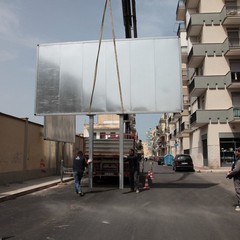 Rimozione dei cartelli pubbliciari 6x3 in corso Regina Elena