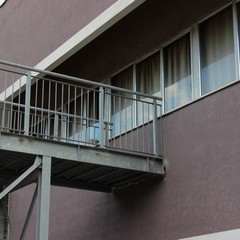 Gigi Riserbato con l'onorevole Mazzocchi in visita all'ospedale di Trani