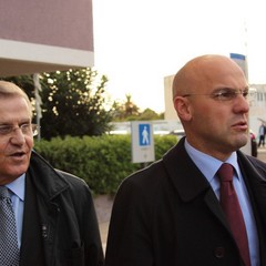 Gigi Riserbato con l'onorevole Mazzocchi in visita all'ospedale di Trani