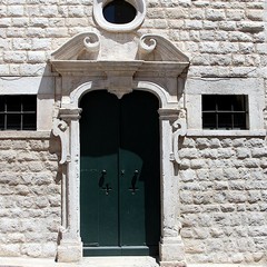 La facciata restaurata della chiesa di San Nicolino