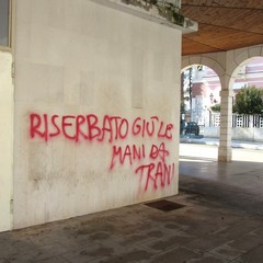 Scritte sui muri contro Gigi Riserbato