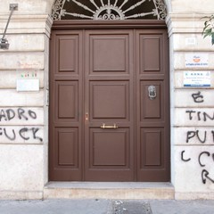 Scritte sui muri contro Gigi Riserbato