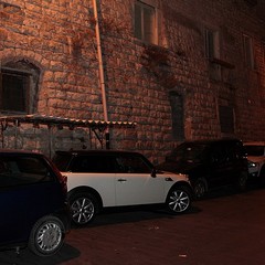 Auto in sosta sugli stalli delle moto