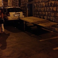 Auto in sosta sugli stalli delle moto