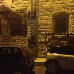 Auto in sosta sugli stalli delle moto