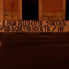 Striscioni del gruppo di tifosi "Trani 1929" contro il presidente Fortis Paolo Abruzzese