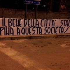 Striscioni del gruppo di tifosi "Trani 1929" contro il presidente Fortis Paolo Abruzzese