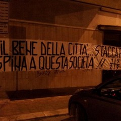 Striscioni del gruppo di tifosi "Trani 1929" contro il presidente Fortis Paolo Abruzzese