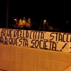 Striscioni del gruppo di tifosi "Trani 1929" contro il presidente Fortis Paolo Abruzzese