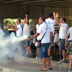 I tifosi salutano la squadra prima del derby