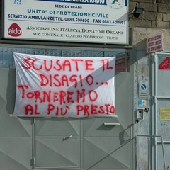 Striscione sul cancello della sede degli Oer di Trani