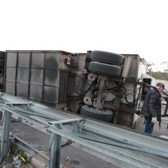 Incidente sulla 16 bis, tir si ribalta nei pressi dell'uscita Boccadoro