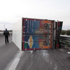 Incidente sulla 16 bis, tir si ribalta nei pressi dell'uscita Boccadoro