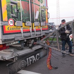 Incidente sulla 16 bis, tir si ribalta nei pressi dell'uscita Boccadoro