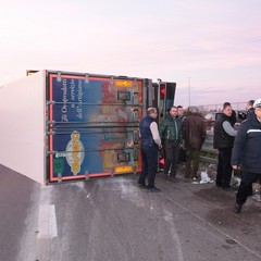 Incidente sulla 16 bis, tir si ribalta nei pressi dell'uscita Boccadoro