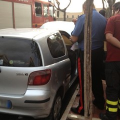 Auto prende fuoco in via Bari