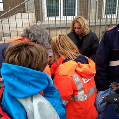 Un uomo si incatena al cancello della scuola media Bovio a Trani