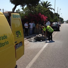 Vespa in fiamme su via Bisceglie