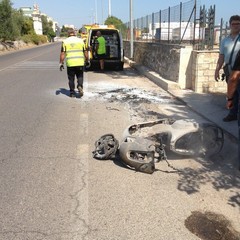 Vespa in fiamme su via Bisceglie