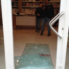 Furto con scasso in un negozio sul corso
