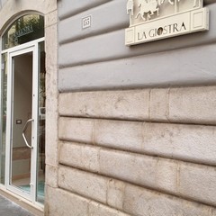 Furto con scasso in un negozio sul corso