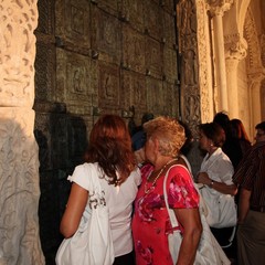 Cittadini e turisti osservano la nuova porta della Cattedrale