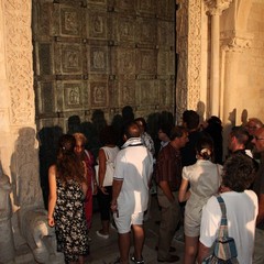 Cittadini e turisti osservano la nuova porta della Cattedrale