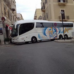 Difficoltà di manovra di un pullman nel centro cittadino