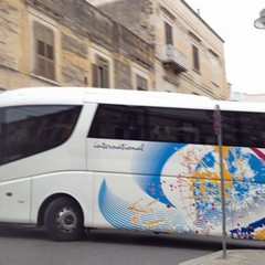 Difficoltà di manovra di un pullman nel centro cittadino