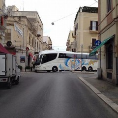 Difficoltà di manovra di un pullman nel centro cittadino