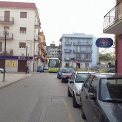 Difficoltà di manovra di un pullman nel centro cittadino