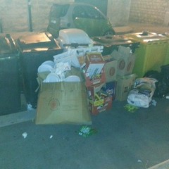 Rifiuti in piazza Teatro, ancora nessuna raccolta serale all'orizzonte